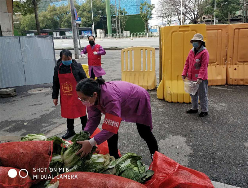 1李艳霞为居民分发爱心菜.jpg