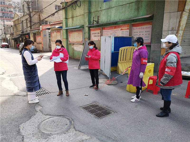 10丁丽佳、胡再华等路口值守.jpg