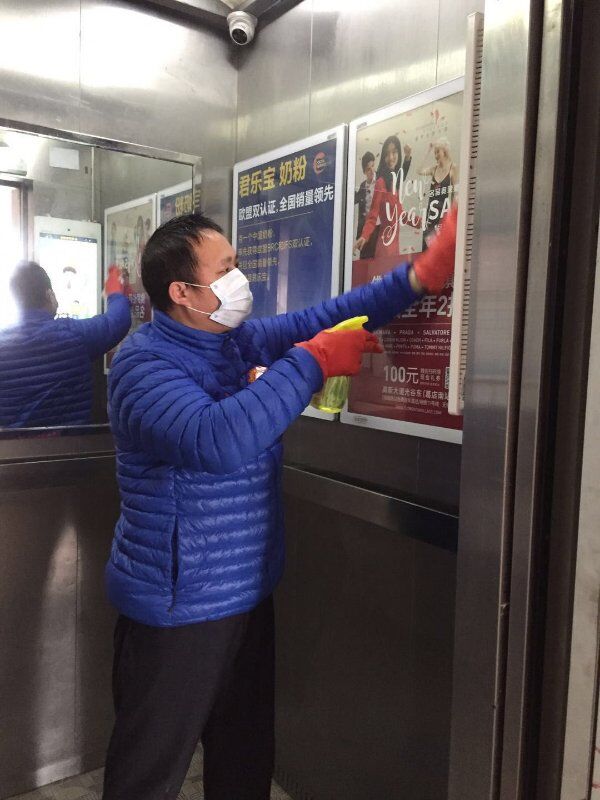 覃福佐主动承担楼栋电梯消杀工作.jpg